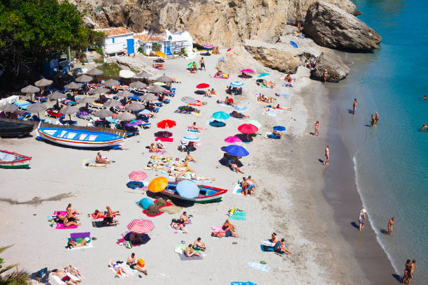 ludzie opalający się na plaży - 5141 zdjęcia i obrazy z banku zdjęć