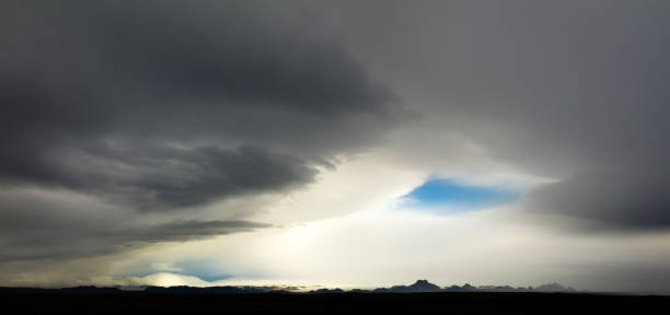 enorme tempesta e montagne scure sagome in islanda. altopiano islandese. - occhio del ciclone foto e immagini stock