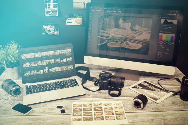 fotógrafos ordenador con los programas de edición de fotografías. - pc de escritorio fotos fotografías e imágenes de stock