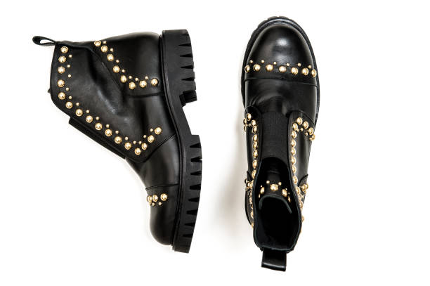 negro zapatos accesorios dorados que pone de moda plana - shoe single object isolated red fotografías e imágenes de stock
