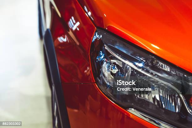 Luces En El Frente Foto de stock y más banco de imágenes de Coche - Coche, Primer plano, Brillante