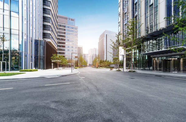 autostrada i miasto nowoczesna architektura w qingdao, chiny - streetscape zdjęcia i obrazy z banku zdjęć