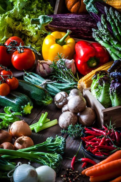 verdure biologiche fresche colorate - food healthy eating carrot table foto e immagini stock