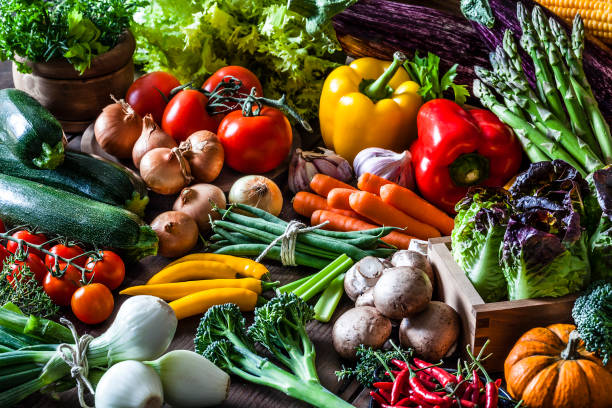 verdure biologiche fresche colorate - table ingredient gardening agriculture foto e immagini stock