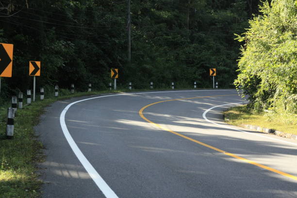 istock Turn in the road 882319838