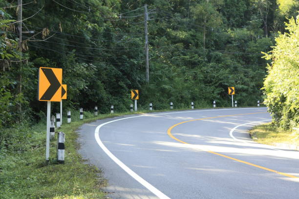 istock Turn in the road 882319856