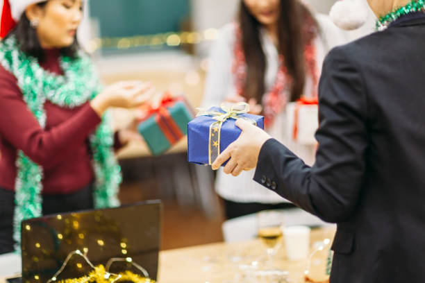 istock Exchanging Christmas Gifts 882322544
