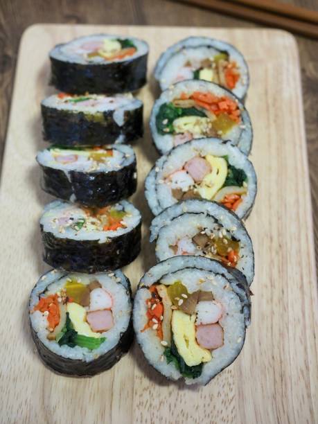 istock Korean food Vegetable kimbap 882322870