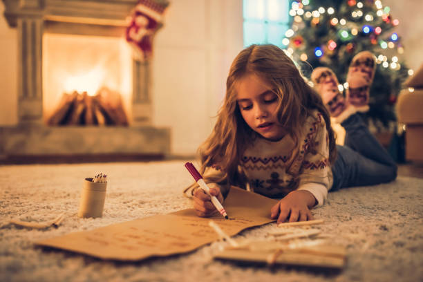 kleines mädchen wartet auf weihnachten. - child thinking writing little girls stock-fotos und bilder