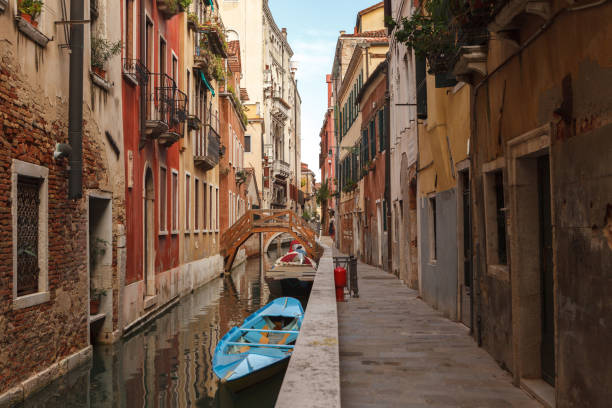 istock Cityscape with Small canal in Venice 882341192