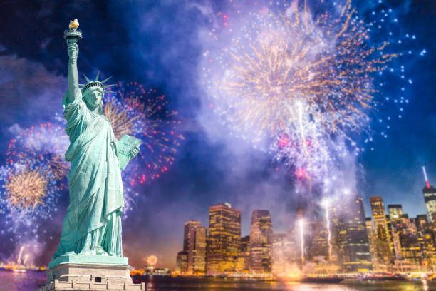 la estatua de la libertad con fondo borroso del paisaje urbano con bellos fuegos artificiales por la noche, manhattan, nueva york - new york city skyline new york state freedom fotografías e imágenes de stock