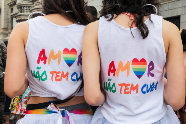 protester avec irrévérence tout traitement médical pour les homosexuels, appelée cure de gay - editorial vertical homosexual people photos et images de collection