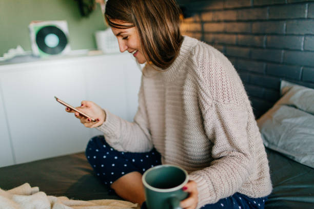 первый утренний кофе и ежедневные онлайн новости - brown hair caucasian clothing color image стоковые фото и изображения