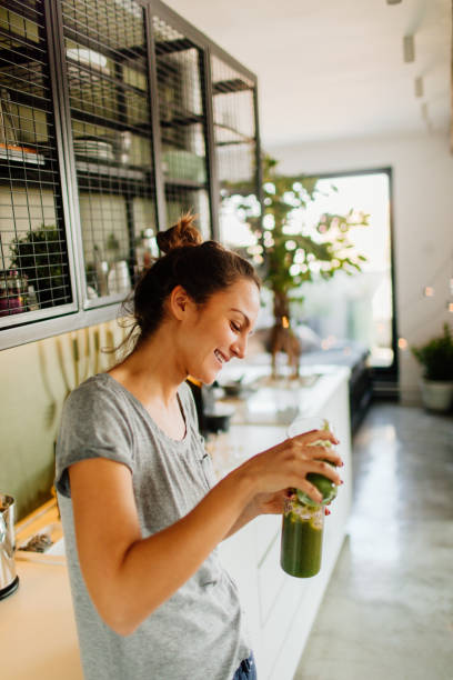 아침에 건강 한 스무디 - women drinking enjoyment smoothie 뉴스 사진 이미지