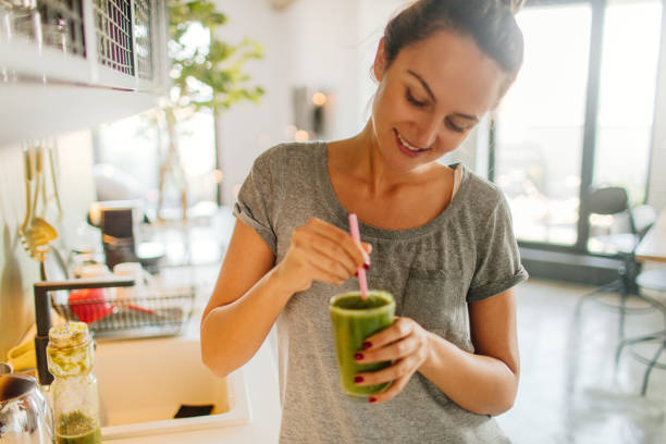 일의 건강 한 시작 - women drinking enjoyment smoothie 뉴스 사진 이미지