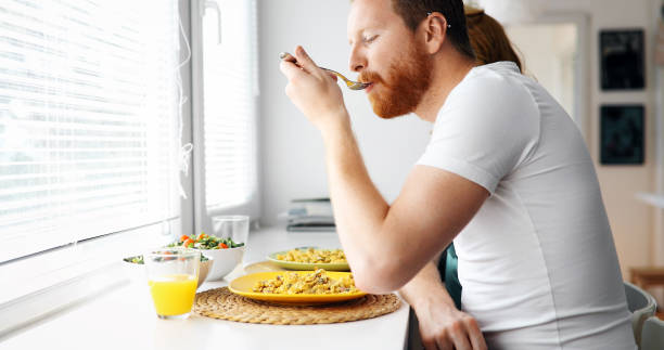 istock Couple having breakfast in the morning and smiling 882362618