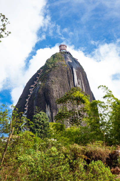 guatape でモノリシックの石造り山 - rock staircases ストックフォトと画像