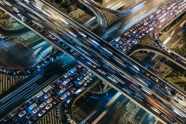 vista aerea del traffico affollato di notte - corsa di superstrada foto e immagini stock