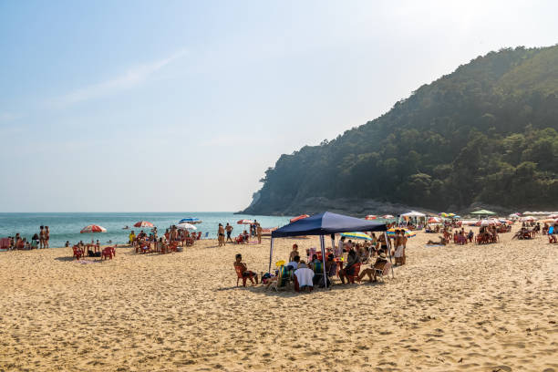 personnes à praia de santiago beach - sao sebastiao, sao paulo, brésil - sao paulo sao paulo state people brazil photos et images de collection