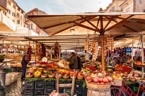 공개 시장에서 판매에 과일과 야채 - market stall market italy food 뉴스 사진 이미지