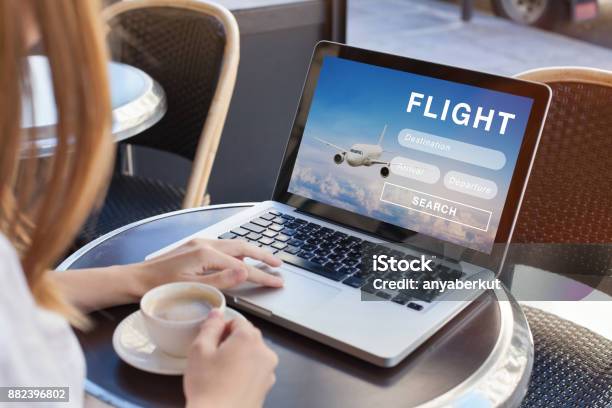 Búsqueda De Vuelos En Internet Comprar Boletos En Línea Foto de stock y más banco de imágenes de Avión de pasajeros
