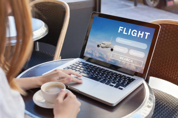 インターネット、オンラインで購入するチケットのフライト検索 - 飛行機の搭乗券 ストックフォトと画像