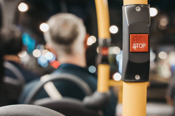 primo piano del pulsante stop rosso all'interno del bus a due piani - focus on foreground selective focus focus household equipment foto e immagini stock