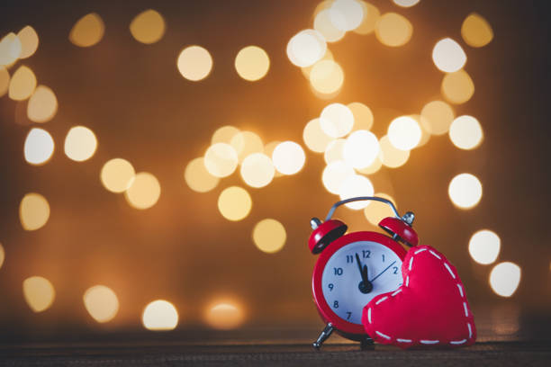istock Vintage alarm clock with heart shape 882405014
