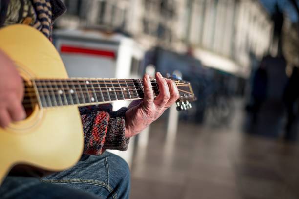 músico de rua ou músico de rua tocando guitarra. - street musician fotos - fotografias e filmes do acervo