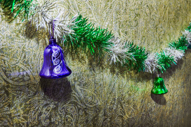 クリスマス ツリーにクリスマス グッズ。正月飾りは冬はがき空スペースの背景です。新年イブ背景 - 3334 ストックフォトと画像