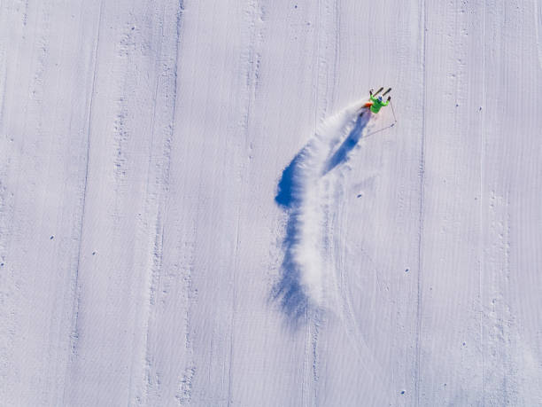 winter breaks - uno sciatore che scia sulla vista aerea della pista da sci - sciatore velocità foto e immagini stock
