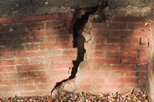 Cracked brickwall stock photo