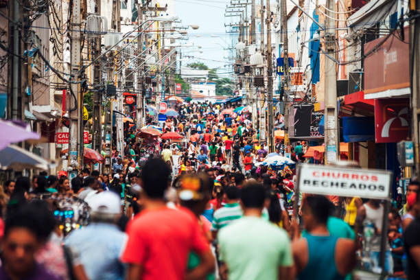 lotado de rua comercial - são luís, brazil - urban scene business sign large group of people - fotografias e filmes do acervo