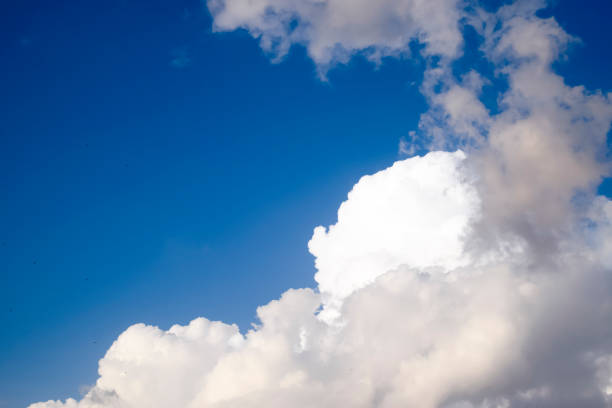 cumulo nuvole nel cielo blu. paesaggio celeste. fotografia del cielo. - white cliffs foto e immagini stock