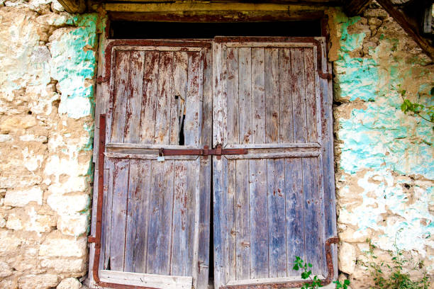 istock barn wooden door 882481336