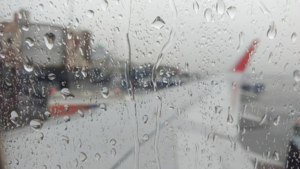 비행기 창 방패와 흐림에 날개에 비 방울 - runway airport rain wet 뉴스 사진 이미지