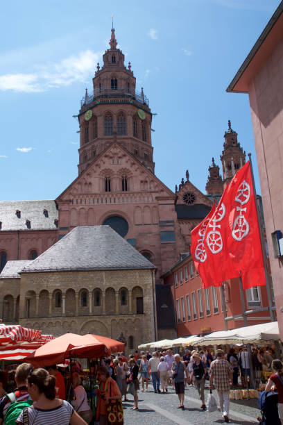 Market place with landmark, historic buildings like the dom and people MAINZ, GERMANY - JUL 08th, 2017: Market place with landmark, historic buildings like the dom and people. plastination photos stock pictures, royalty-free photos & images