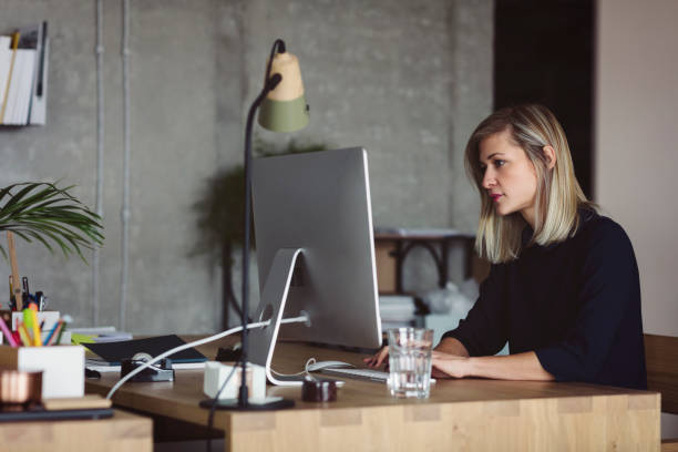 istock Businesswoman working in the office 882486954