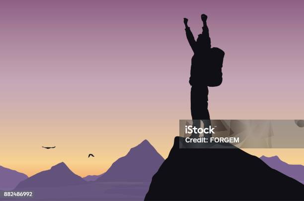 Illustration Vectorielle Dun Paysage De Montagne Avec Un Touriste Sur Rocher Célèbre Succès Avec Mains Surélevées Vecteurs libres de droits et plus d'images vectorielles de Alpinisme