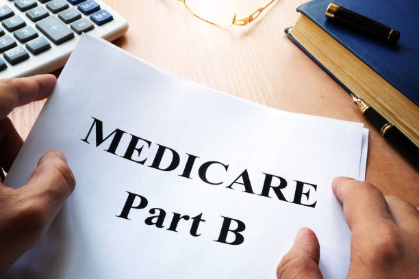 parte b de medicare en un escritorio. - letter b fotografías e imágenes de stock