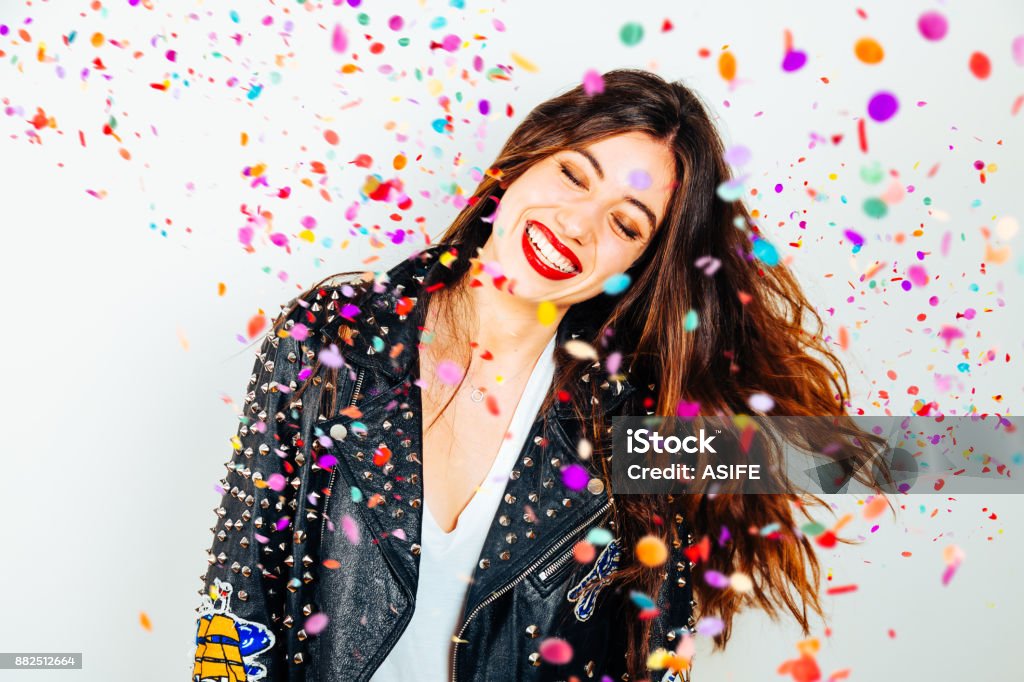 Mulher feliz festa com confetes - Foto de stock de Confete royalty-free