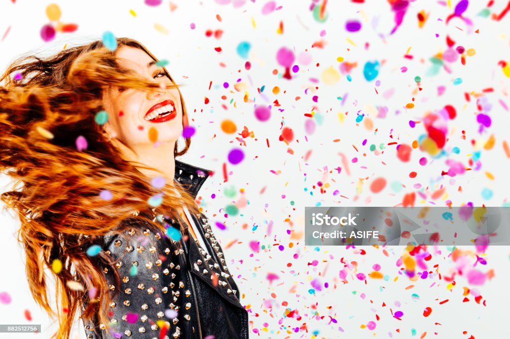 Mujer feliz fiesta con confeti - Foto de stock de Colorido libre de derechos