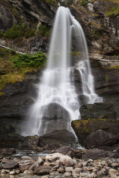 캐스케이드 steinsdalsfossen norheimsund 근처 - norheimsund 뉴스 사진 이미지