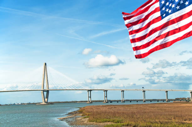 arthur ravenel jr. bridge en charleston, carolina del sur, con la estrella spangled la bandera en primer plano - star spangled banner fotografías e imágenes de stock