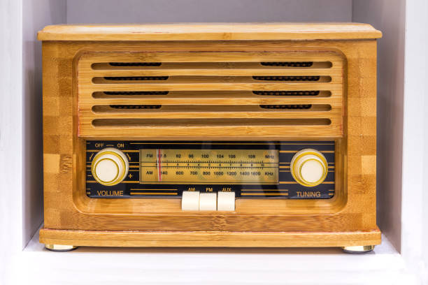 istock Retro old vintage radio 882543262