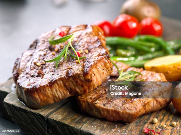 Bistec A La Plancha Foto de stock y más banco de imágenes de Bistec - Bistec, Carne, Cocido a la parrilla