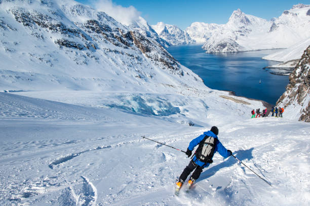 esqui na gronelândia ocidental remoto alpino - telemark skiing skiing ski moving down - fotografias e filmes do acervo