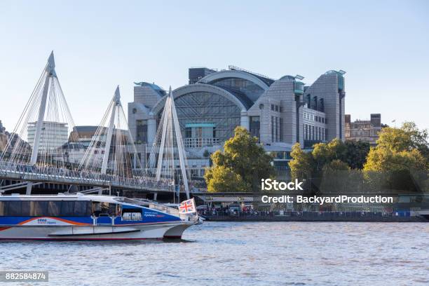 Moderno Edificio Per Uffici Sulla Stazione Di Charing Cross - Fotografie stock e altre immagini di Ambientazione esterna