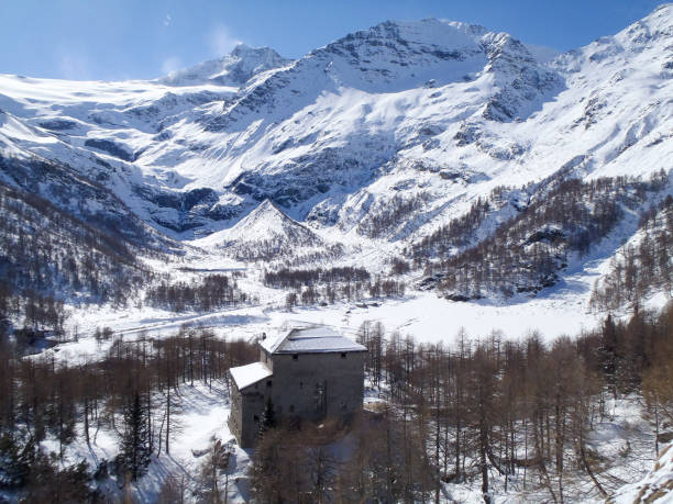 istock Panorama of snowy climbed 882587228