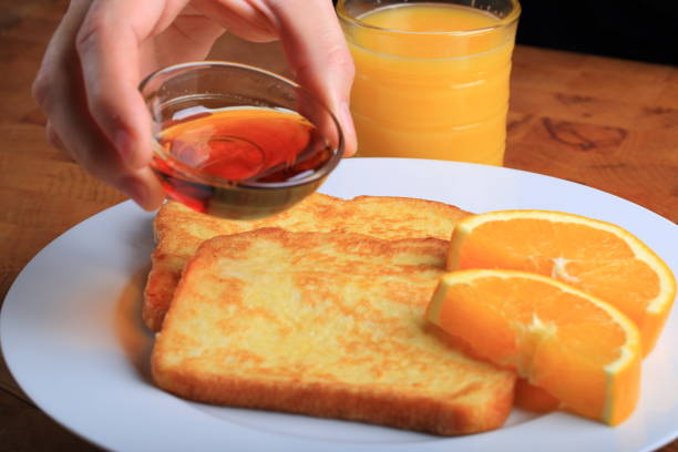 français toast avec du sirop d’érable et orange - french toast syrup pouring juice photos et images de collection